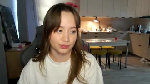 Snapshot of _lalune_ chatting on April 10, 7:24 am _lalune_ online show from April 10, 7:24 am