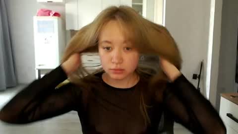 _lalune_ online show from June 19, 9:02 am