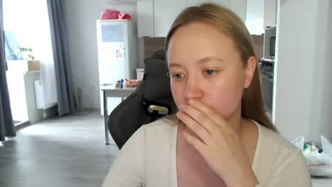 _lalune_ online show from June 25, 9:36 am