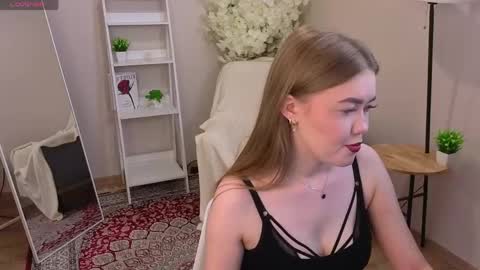 Snapshot of _liilcrystal_ chatting on June 6, 7:07 pm _liilcrystal_ online show from June 6, 7:07 pm