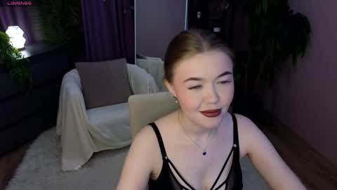 Snapshot of _liilcrystal_ chatting on June 7, 7:17 pm _liilcrystal_ online show from June 7, 7:17 pm