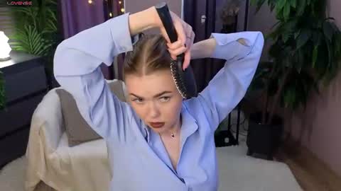 Snapshot of _liilcrystal_ chatting on June 11, 7:45 pm _liilcrystal_ online show from June 11, 7:45 pm