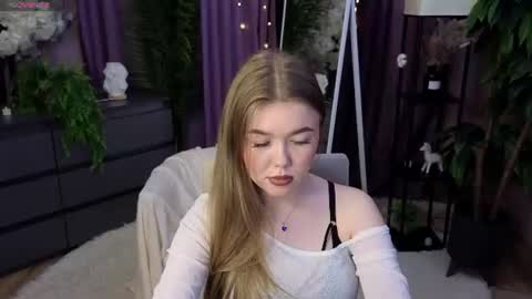 Snapshot of _liilcrystal_ chatting on June 18, 8:46 pm _liilcrystal_ online show from June 18, 8:46 pm