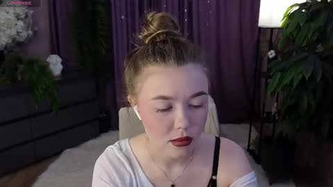 _liilcrystal_ online show from June 25, 7:40 pm