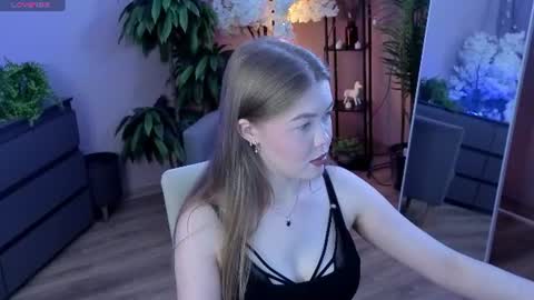 _liilcrystal_ online show from July 4, 7:20 pm