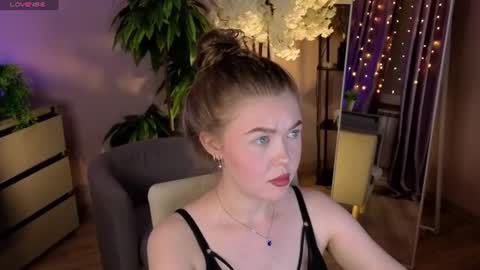 _liilcrystal_ online show from July 10, 8:11 pm