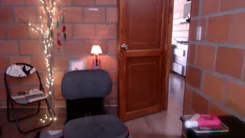 Snapshot of _lunablondie_ chatting on December 2, 12:18 pm _lunablondie_ online show from December 2, 12:18 pm