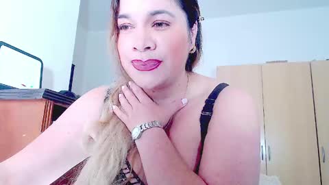 _lunagold_ online show from March 30, 5:25 pm