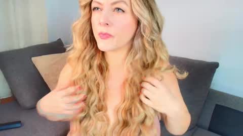 Snapshot of _madamemature_ chatting on March 12, 7:53 pm Lady Chanel online show from March 12, 7:53 pm