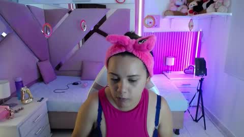  Mia  online show from December 19, 1:07 pm