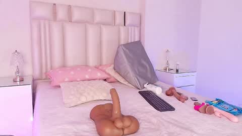 Mia  online show from July 28, 2:13 pm