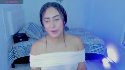 Snapshot of _miavelvett chatting on June 7, 4:33 pm Mia online show from June 7, 4:33 pm