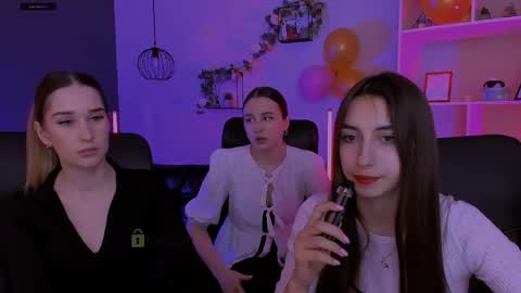 Snapshot of _mila_fire chatting on April 3, 8:12 am your Mila online show from April 3, 8:12 am