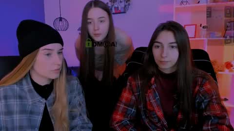 Snapshot of _mila_fire chatting on April 22, 8:50 am your Mila online show from April 22, 8:50 am