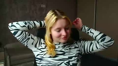 Snapshot of _mila_la_ chatting on February 25, 12:48 pm Melanie online show from February 25, 12:48 pm