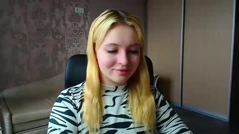 Snapshot of _mila_la_ chatting on March 3, 12:33 pm Melanie online show from March 3, 12:33 pm