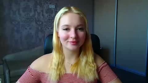 Snapshot of _mila_la_ chatting on March 6, 10:23 am Melanie online show from March 6, 10:23 am