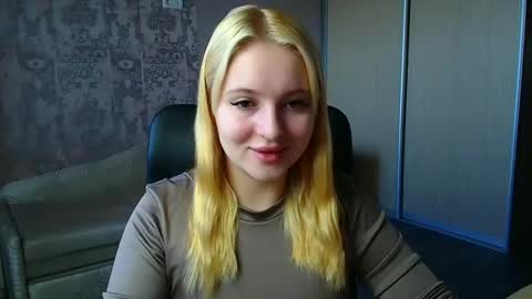 Snapshot of _mila_la_ chatting on March 7, 12:02 pm Melanie online show from March 7, 12:02 pm