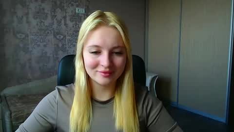 Snapshot of _mila_la_ chatting on March 11, 12:33 pm Melanie online show from March 11, 12:33 pm