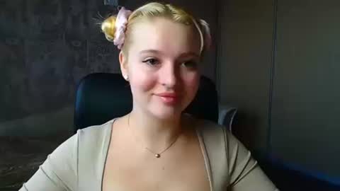 Snapshot of _mila_la_ chatting on March 13, 7:48 am Melanie online show from March 13, 7:48 am