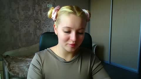 Snapshot of _mila_la_ chatting on March 16, 12:09 pm Melanie online show from March 16, 12:09 pm