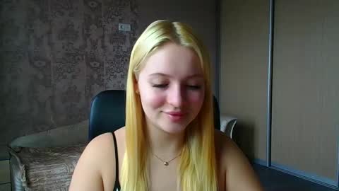 Snapshot of _mila_la_ chatting on March 18, 10:18 am Melanie online show from March 18, 10:18 am