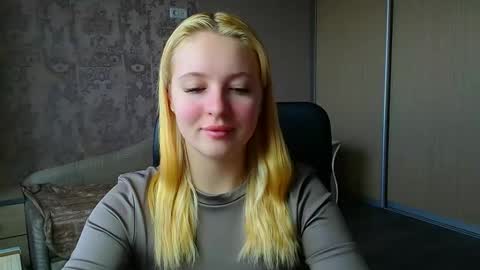 Snapshot of _mila_la_ chatting on March 20, 11:15 am Melanie online show from March 20, 11:15 am