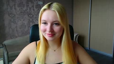 Snapshot of _mila_la_ chatting on April 7, 11:21 am Melanie online show from April 7, 11:21 am