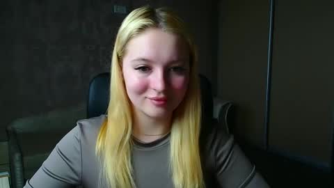 Snapshot of _mila_la_ chatting on April 8, 6:02 am Melanie online show from April 8, 6:02 am