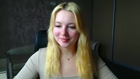 Snapshot of _mila_la_ chatting on April 9, 7:14 am Melanie online show from April 9, 7:14 am