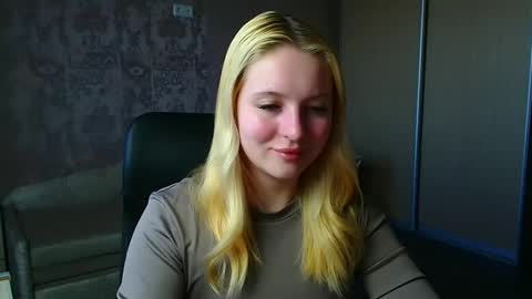 Snapshot of _mila_la_ chatting on April 14, 6:30 am Melanie online show from April 14, 6:30 am