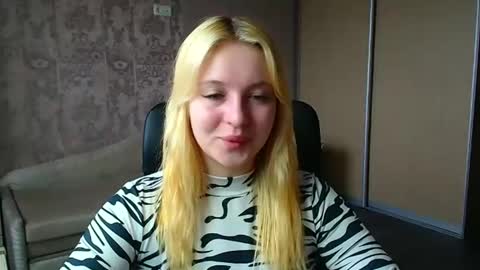 Snapshot of _mila_la_ chatting on April 16, 10:16 am Melanie online show from April 16, 10:16 am