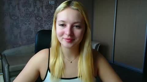 Snapshot of _mila_la_ chatting on April 17, 10:40 am Melanie online show from April 17, 10:40 am