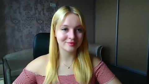 Snapshot of _mila_la_ chatting on April 18, 10:52 am Melanie online show from April 18, 10:52 am
