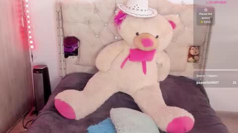 Snapshot of _missemily chatting on October 31, 5:25 pm Emi   online show from October 31, 5:25 pm