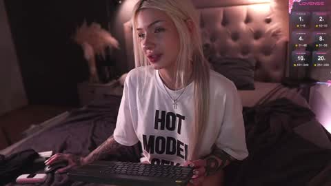 Snapshot of _miumiu_ chatting on February 20, 3:23 am Sasha online show from February 20, 3:23 am