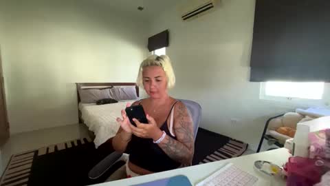 Snapshot of _morpho_ chatting on January 8, 8:16 am Francine Aisi Morpho - a genus of blue butterflies. online show from January 8, 8:16 am