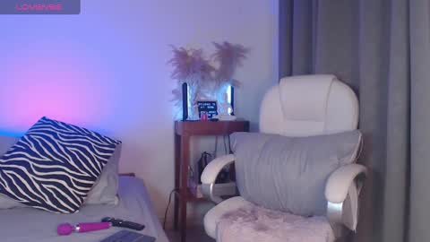 Naia Ross online show from October 1, 9:10 pm