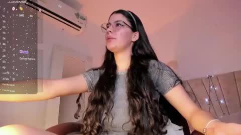 Niah  You can call me Ni or cutie haha online show from December 15, 8:58 pm