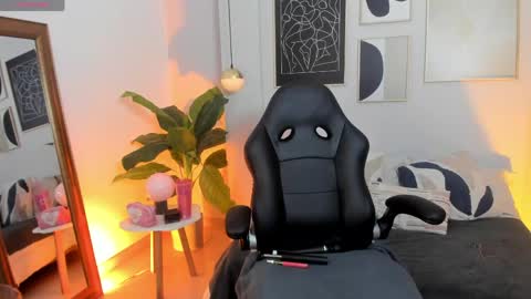 Snapshot of _nicoletteshea_ chatting on June 8, 8:31 pm _nicoletteshea_ online show from June 8, 8:31 pm