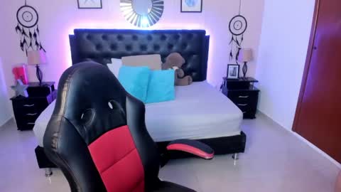 Snapshot of _oliviajoness chatting on April 22, 12:18 pm Olivia jones online show from April 22, 12:18 pm