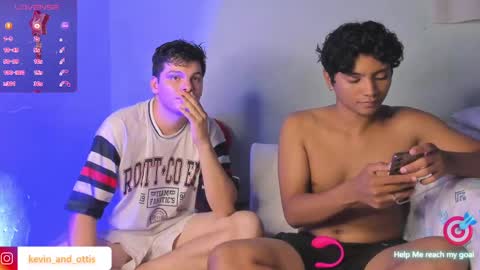 Snapshot of _ottis_ chatting on December 5, 11:29 pm ottis and kevin online show from December 5, 11:29 pm