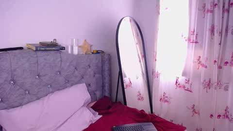 Snapshot of _pariiss chatting on December 1, 2:33 pm Paris online show from December 1, 2:33 pm