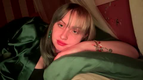 _peaceoutgirlscout_ online show from December 20, 9:16 am