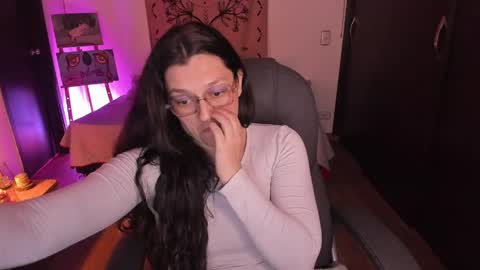 Snapshot of _peach__ chatting on April 23, 3:41 am violeta ig online show from April 23, 3:41 am