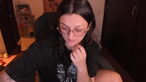 Snapshot of _peach__ chatting on April 25, 3:42 am violeta ig online show from April 25, 3:42 am