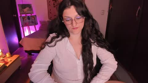 Snapshot of _peach__ chatting on April 30, 2:40 am violeta ig online show from April 30, 2:40 am