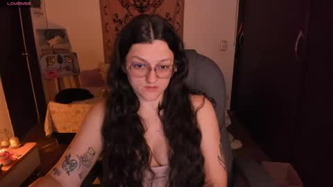 Snapshot of _peach__ chatting on June 4, 3:01 am violeta ig online show from June 4, 3:01 am