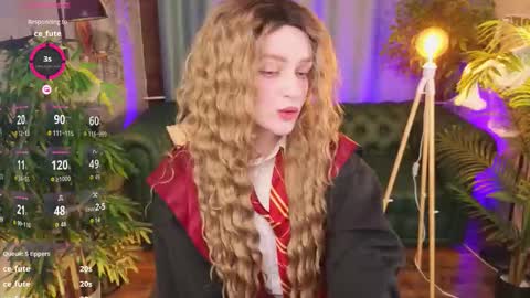 Snapshot of _pink_wassabi_ chatting on October 31, 10:44 pm Maisie online show from October 31, 10:44 pm