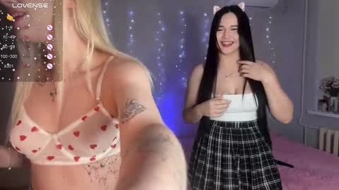 Snapshot of _pretty_ladies_ chatting on January 14, 9:31 pm Ellie and Nika online show from January 14, 9:31 pm